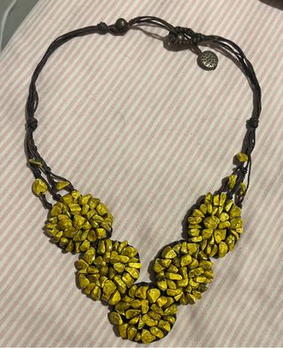 collar piedras mostaza