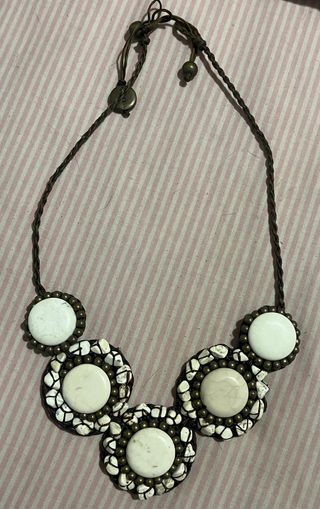 collar piedras blancas