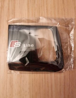 Embellecedor de titanium con logo SLine de Audi.