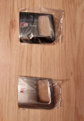 Embellecedor de titanium con logo SLine de Audi.