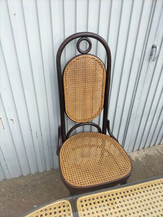 ratán mesa y sillas antiguas