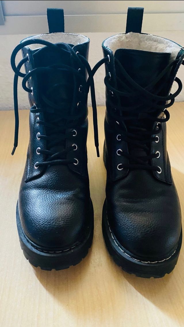 Botines piel sintética.