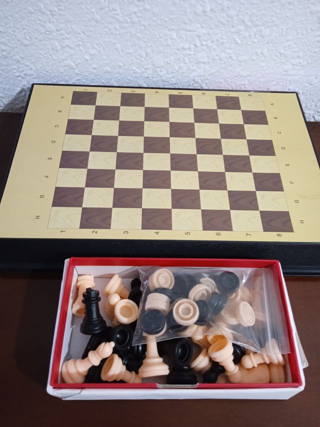 Juego de mesa y grúa