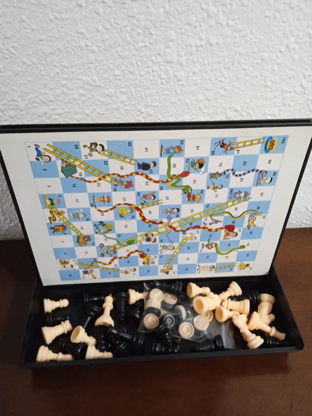 Juego de mesa y grúa