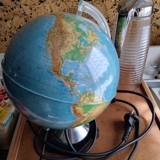 Lámpara globo terráqueo antigua.