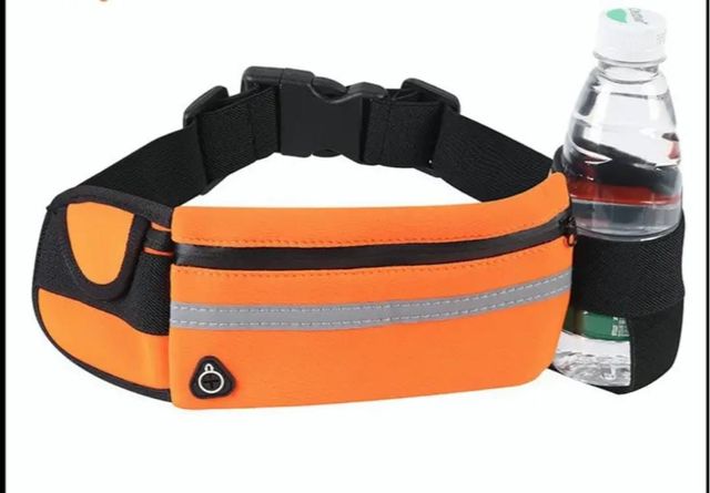 Riñonera deportiva con soporte para botella.