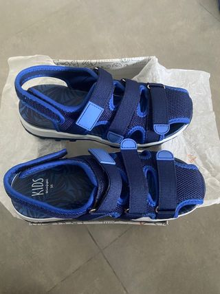 Zapato de niño nuevo a estrenar
