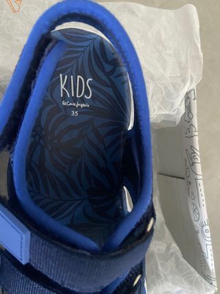 Zapato de niño nuevo a estrenar