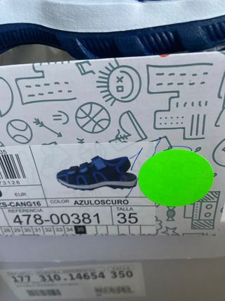 Zapato de niño nuevo a estrenar