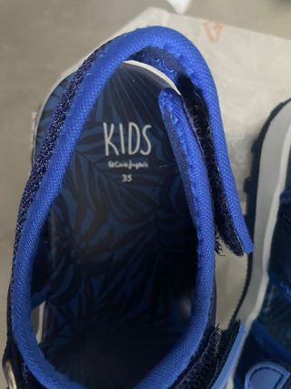 Zapato de niño nuevo a estrenar