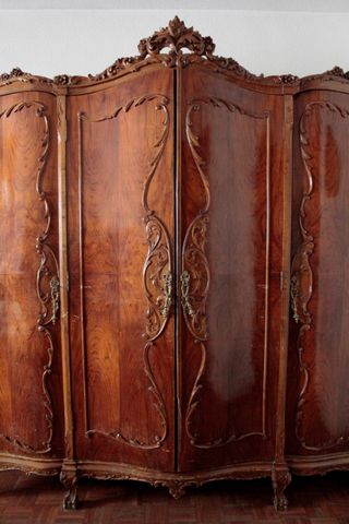 Armario Clásico de madera con talla