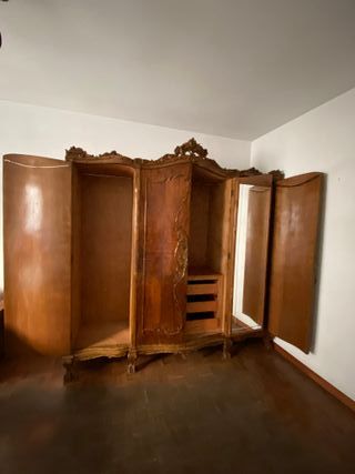 Armario Clásico de madera con talla