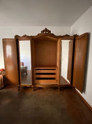 Armario Clásico de madera con talla