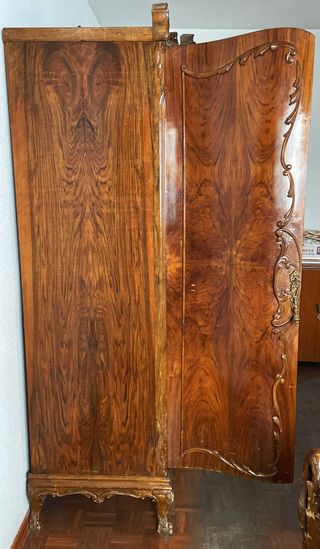 Armario Clásico de madera con talla