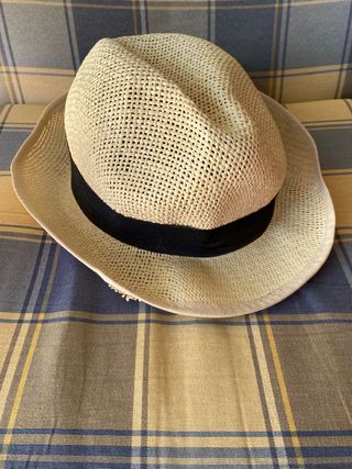 Sombrero con cinta negra