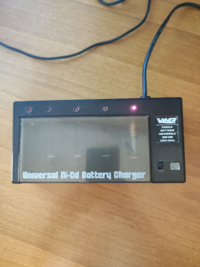 CARICABATTERIE PER BATTERIE AAA AA C D