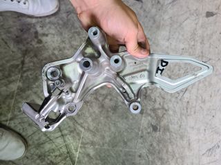 Estribera del. izq. y soporte BMW F800 R (05-14)