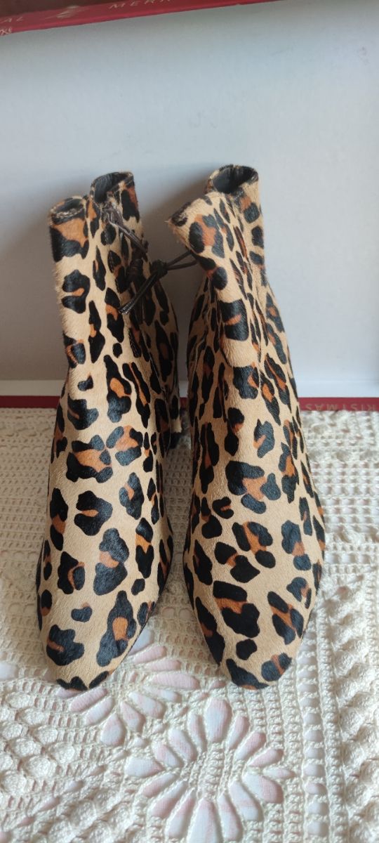 Botines de piel de la marca Gloria Ortiz