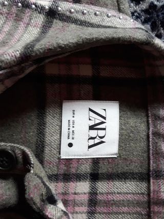 Sobrecamisa con flecos y tachuelas