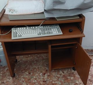 Mesa escritorio de madera, balda teclado.ocasión