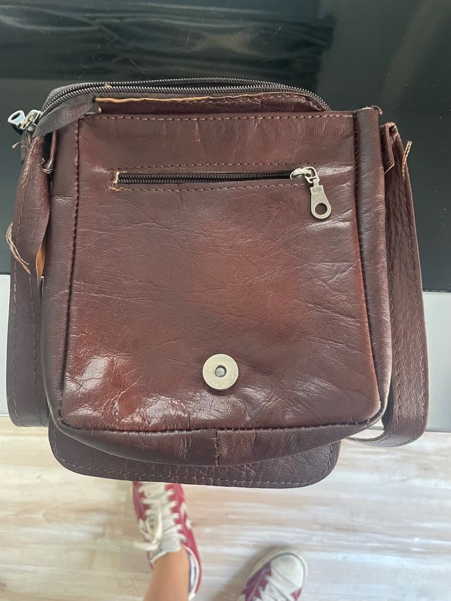 bolso cuero hombre. Color marrón.20cm