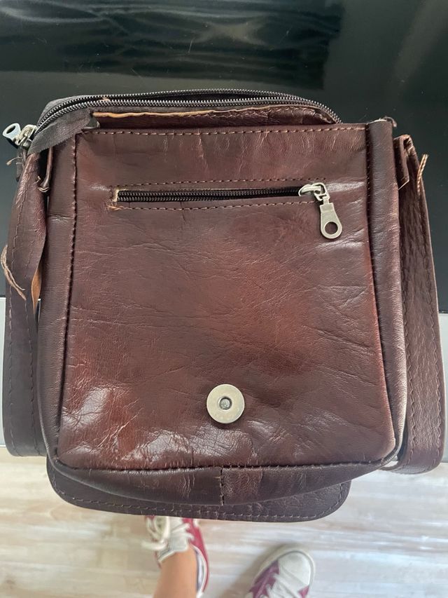 bolso cuero hombre. Color marrón.20cm