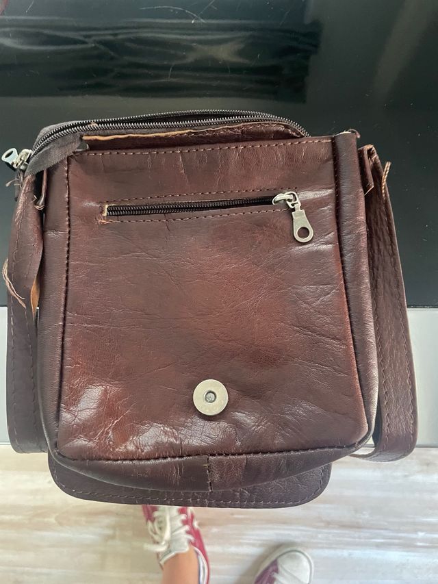 bolso cuero hombre. Color marrón.20cm