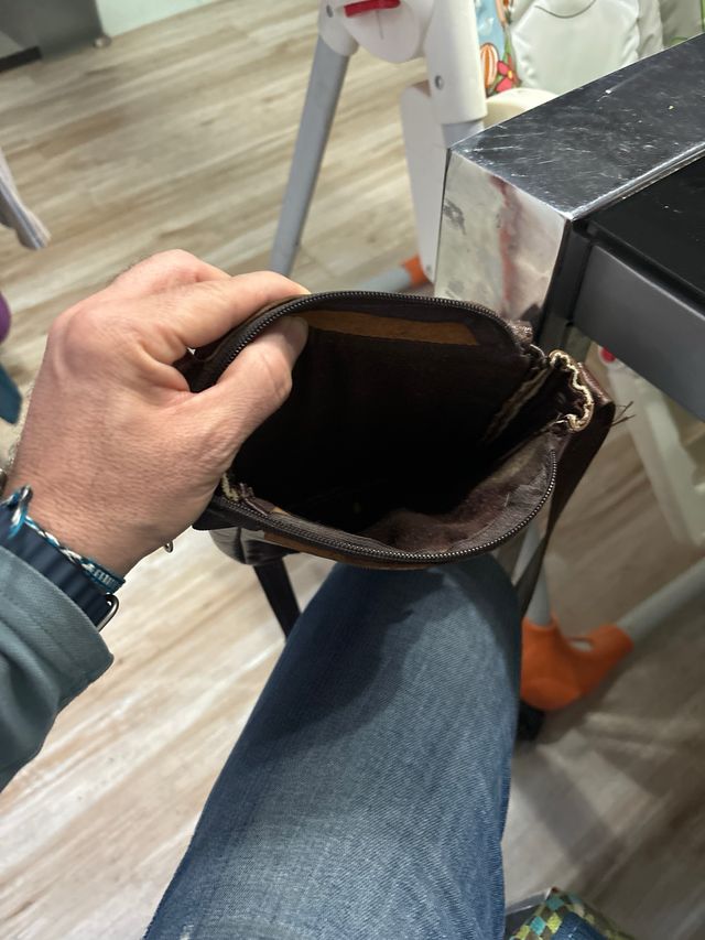 bolso cuero hombre. Color marrón.20cm