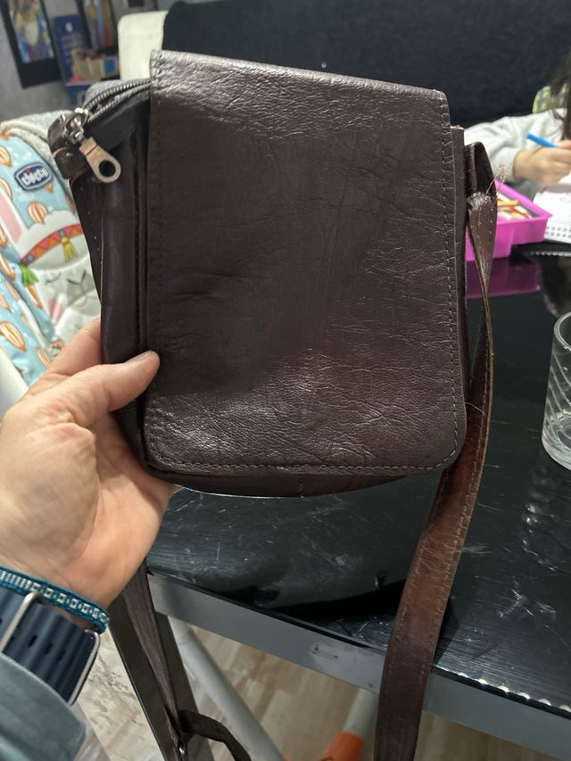 bolso cuero hombre. Color marrón.20cm