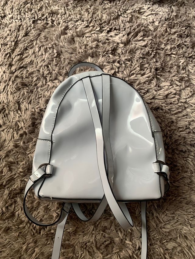 Mochila pequena con pompón ASOS