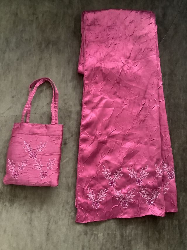 Conjunto chal y bolso rosa con bordados