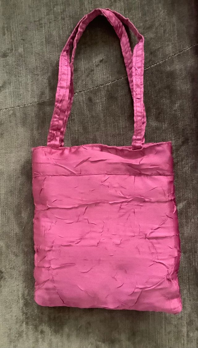 Conjunto chal y bolso rosa con bordados