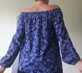 Blusa azul hombro descubierto talla M 