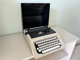 Máquina de escribir portátil Olivetti Lettera 50