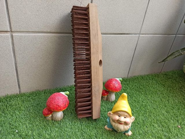 ESCOBA o CEPILLO METÁLICO