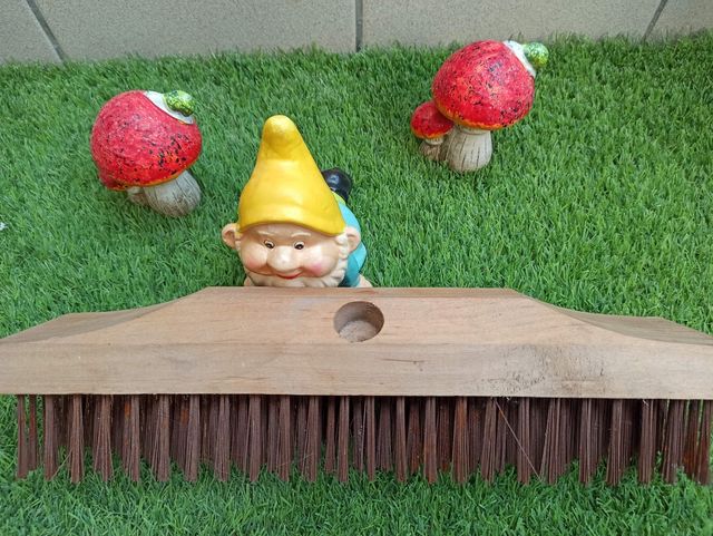 ESCOBA o CEPILLO METÁLICO