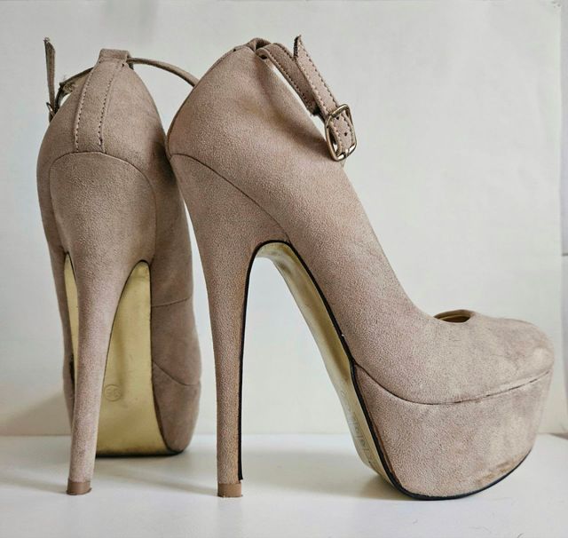 Tacones de aguja y plataforma