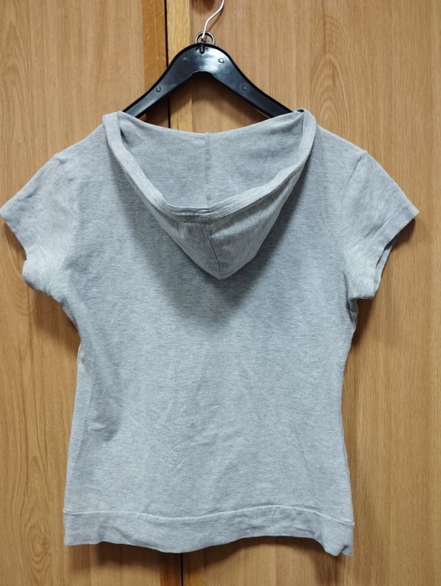 Camiseta con capucha