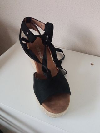 Sandalia negra de cuña de esparto