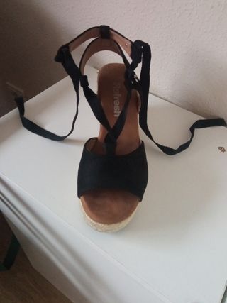 Sandalia negra de cuña de esparto