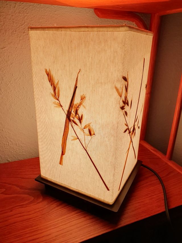 Lámpara de mesilla con hojas secas