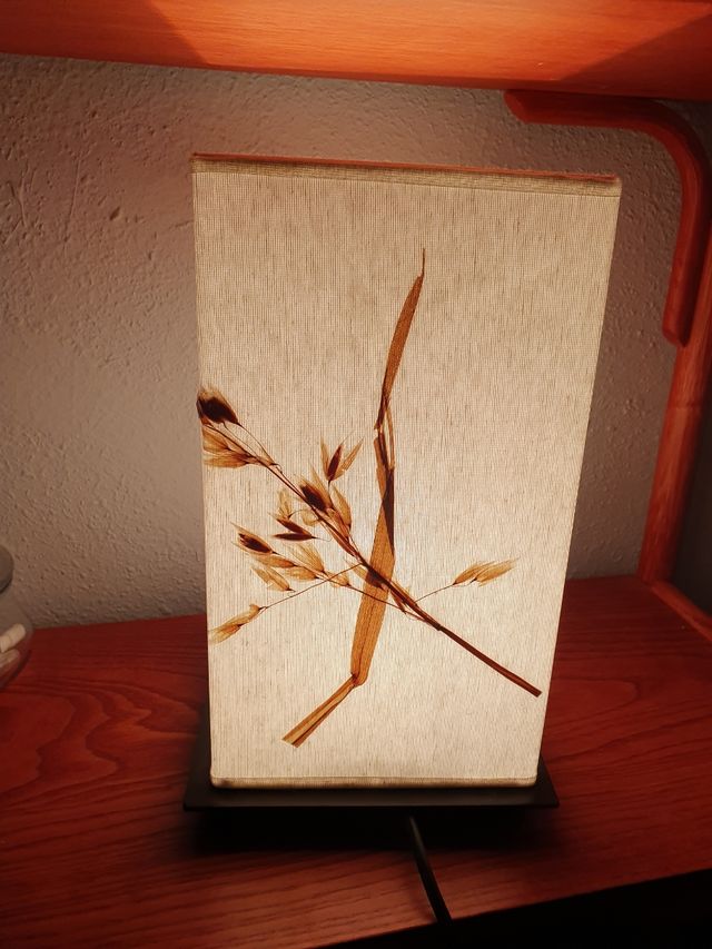 Lámpara de mesilla con hojas secas