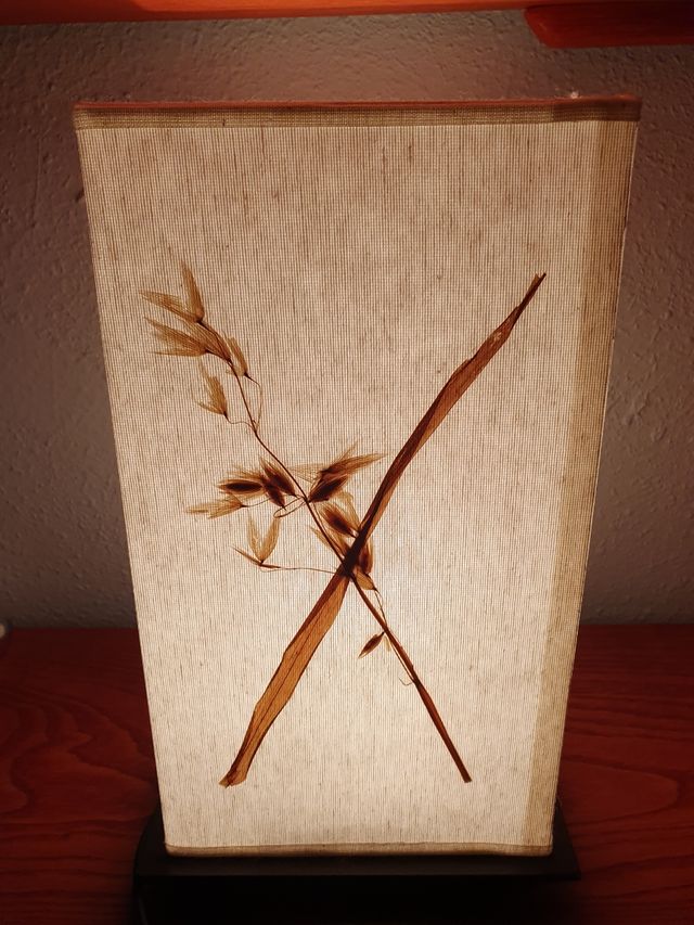 Lámpara de mesilla con hojas secas