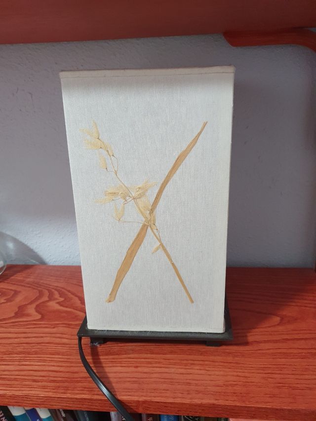 Lámpara de mesilla con hojas secas