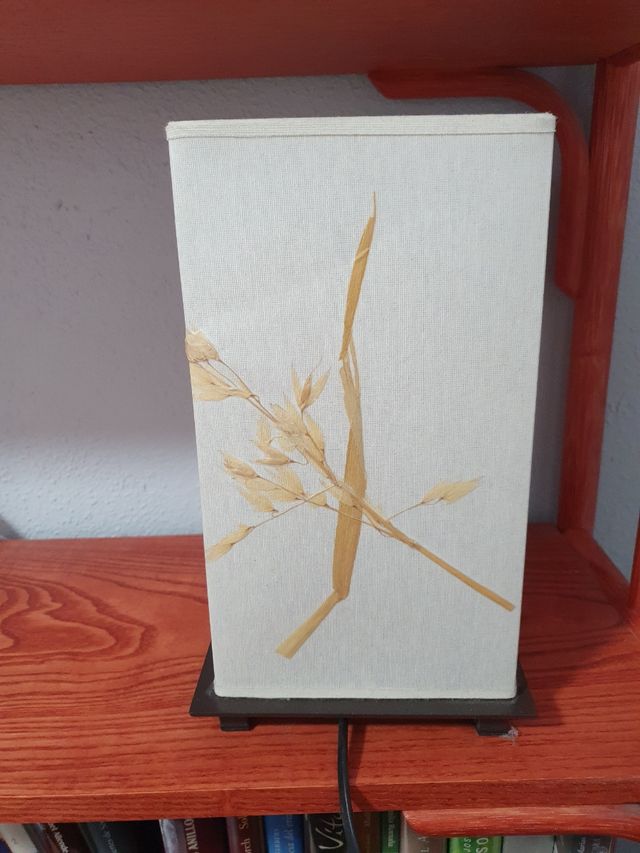 Lámpara de mesilla con hojas secas