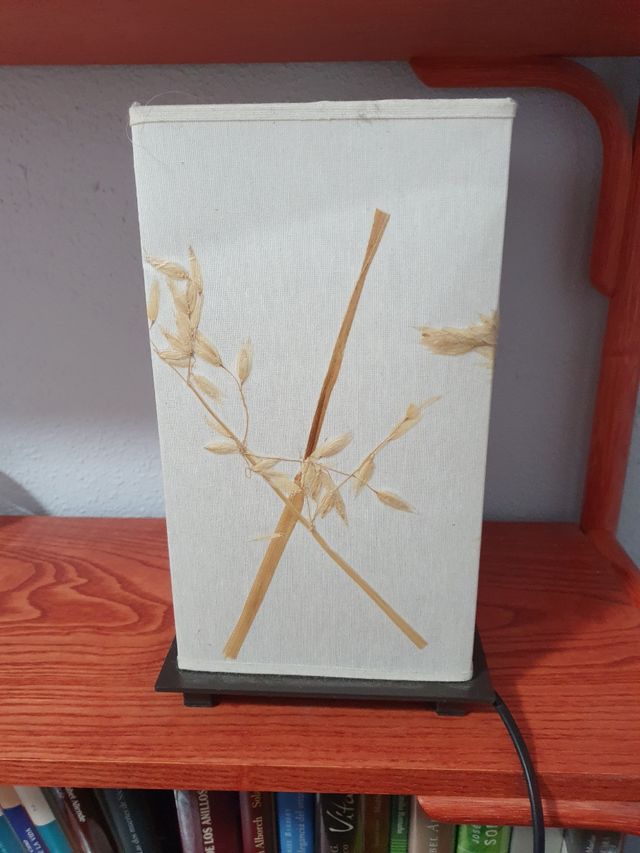 Lámpara de mesilla con hojas secas