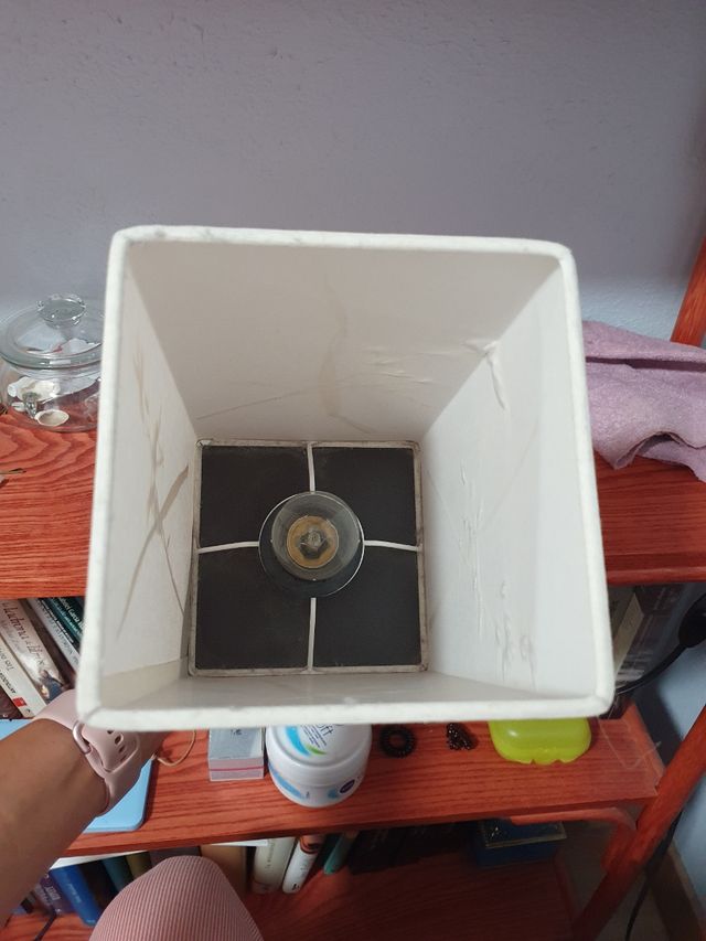 Lámpara de mesilla con hojas secas