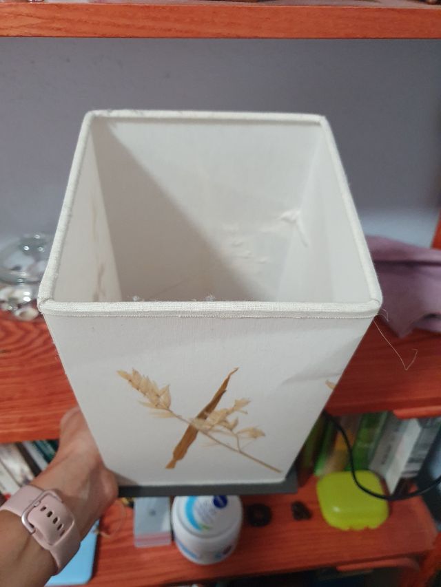 Lámpara de mesilla con hojas secas