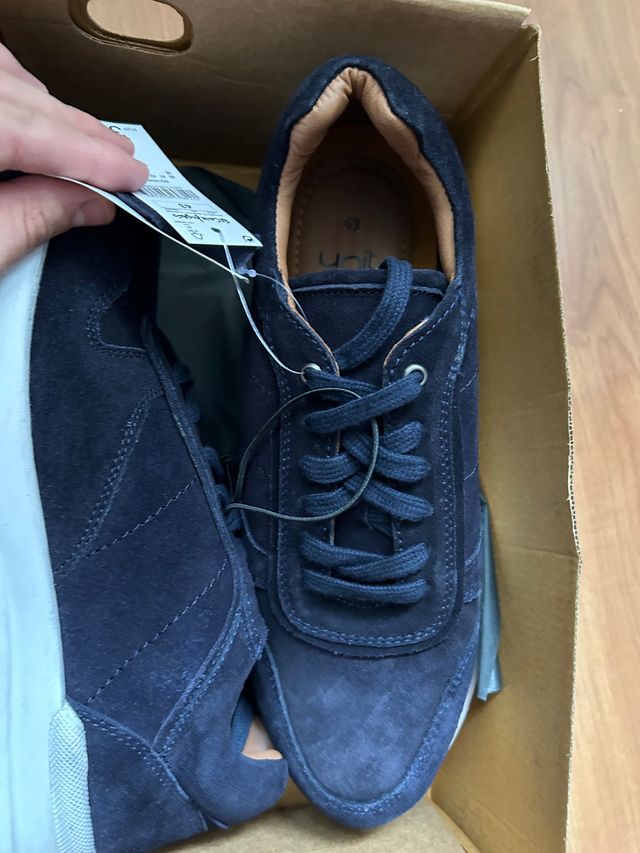 Zapatillas nuevas azules ante