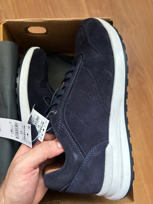 Zapatillas nuevas azules ante